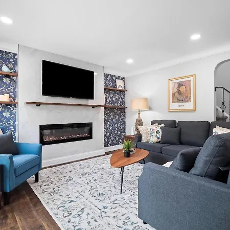 Stylish Home - Game Room - Wet Bar - Sleeps 9 - Outdoor